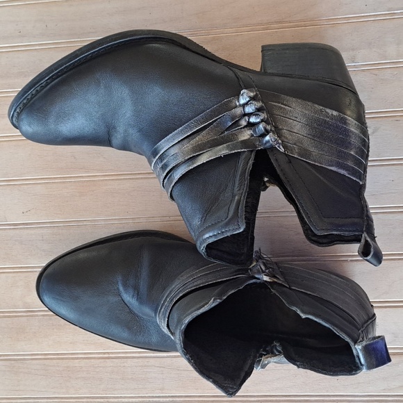 Diba Skyler Distressed Western Almond Toe Leather Slip-On Block Heel Booties - Picture 1 of 11